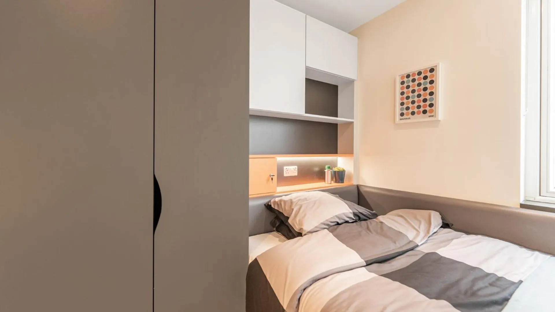 For Students Only The Residence Dublin 0*,